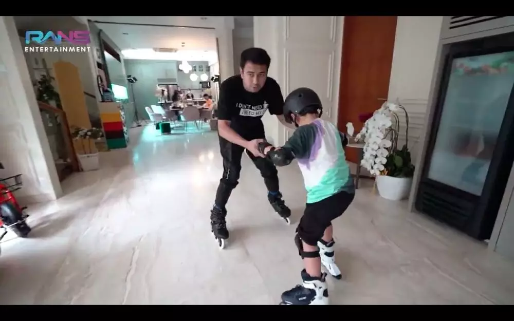 Raffi Ahmad bermain skate di ruang tamu YouTube