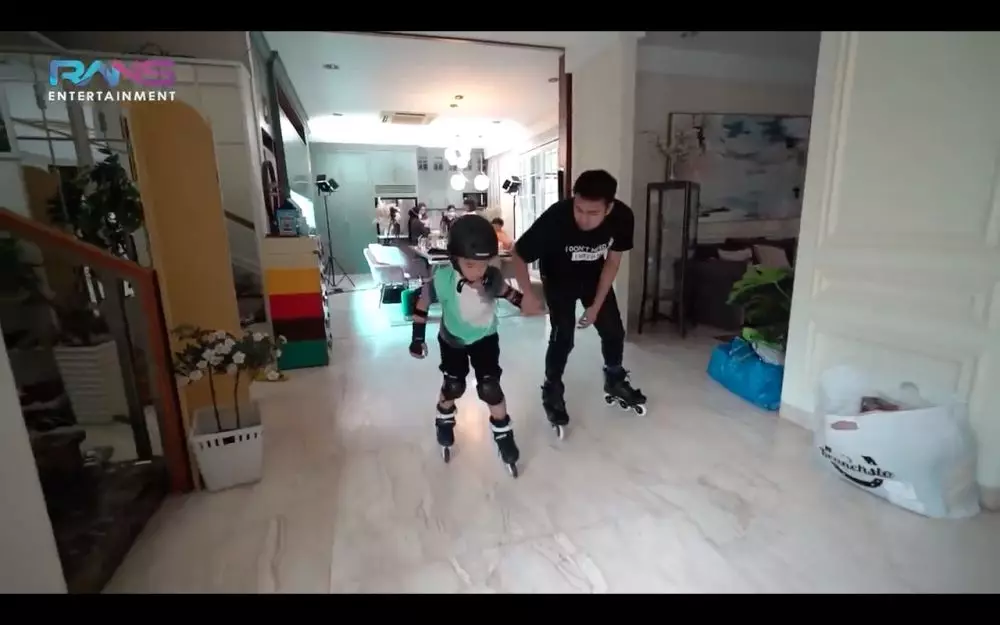 Raffi Ahmad bermain skate di ruang tamu YouTube
