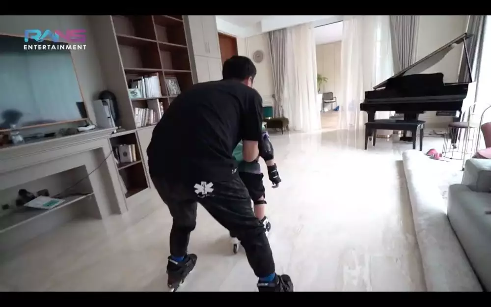 Raffi Ahmad bermain skate di ruang tamu YouTube