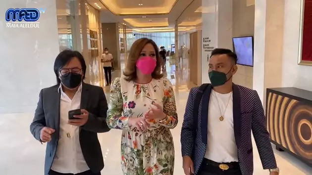 beda gaya Maia Estianty dan Mulan Jameela di lamaran Atta-Aurel © 2021 brilio.net