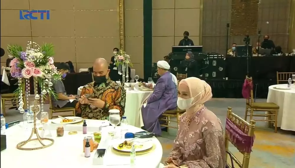 beda gaya Maia Estianty dan Mulan Jameela di lamaran Atta-Aurel © 2021 brilio.net