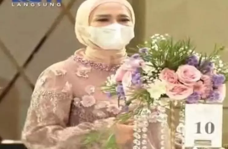 beda gaya Maia Estianty dan Mulan Jameela di lamaran Atta-Aurel © 2021 brilio.net