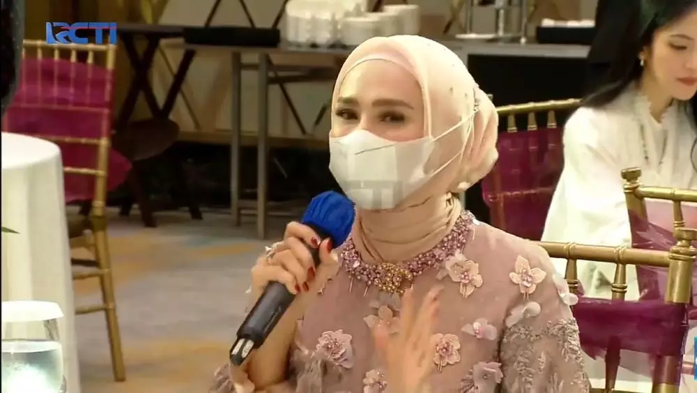 beda gaya Maia Estianty dan Mulan Jameela di lamaran Atta-Aurel © 2021 brilio.net