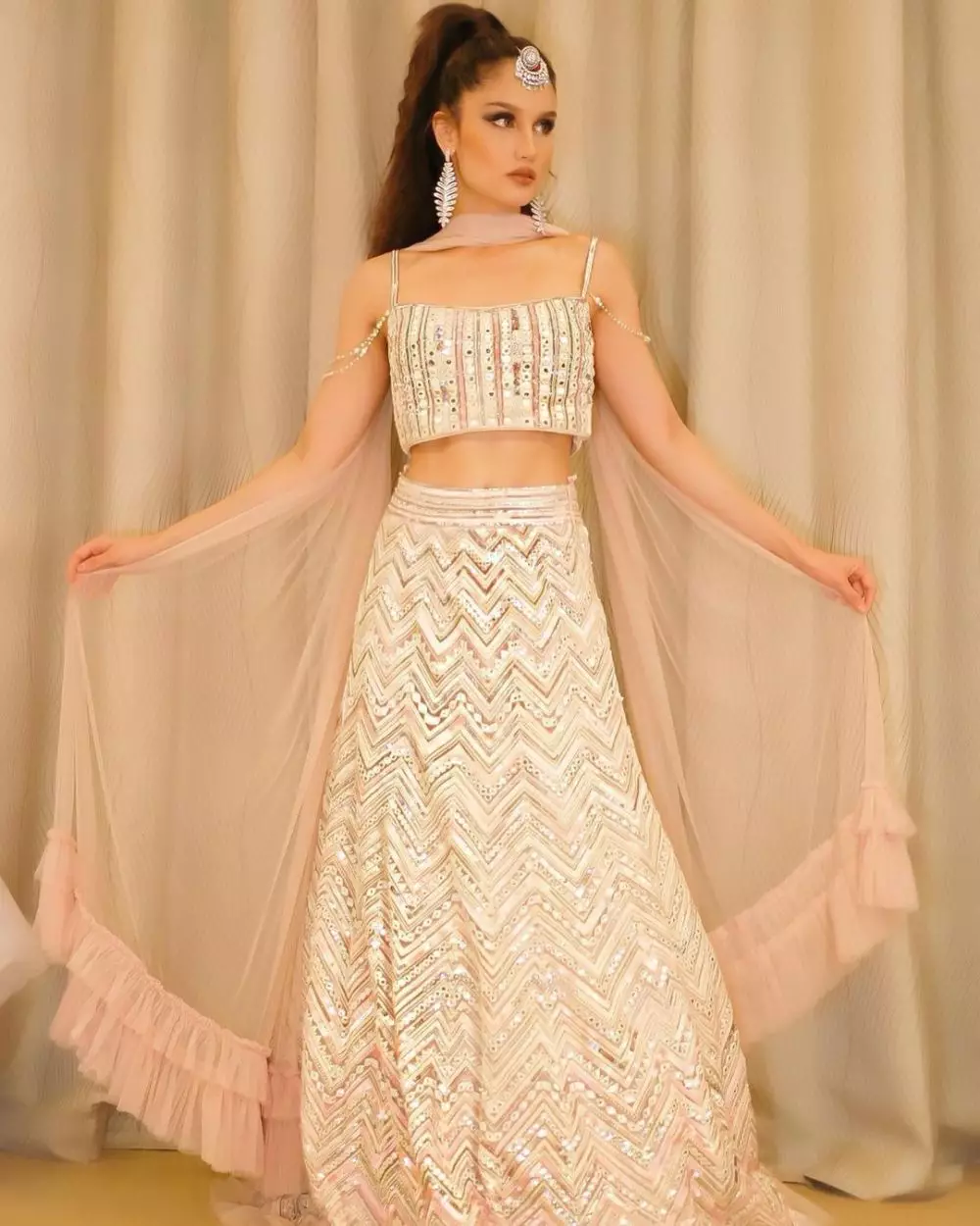 Gaya seleb kondangan pakai baju India © Instagram