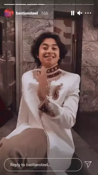 Gaya seleb kondangan pakai baju India © Instagram