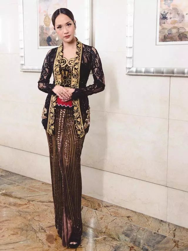 beda gaya seleb kenakan kebaya anne avantie © Instagram beda gaya seleb kenakan kebaya anne avantie © Instagram