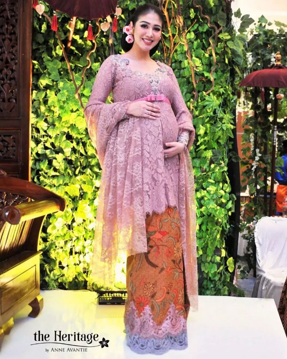 beda gaya seleb kenakan kebaya anne avantie © Instagram beda gaya seleb kenakan kebaya anne avantie © Instagram