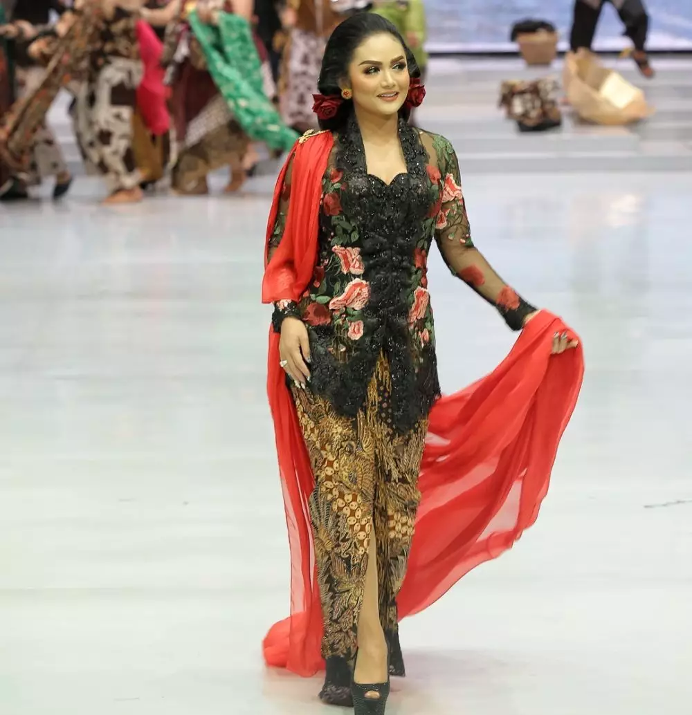 Beda gaya Krisdayanti kenakan kebaya Anne Avantie © Instagram