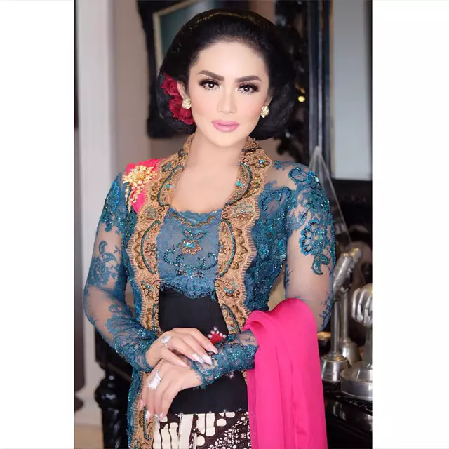 Beda gaya Krisdayanti kenakan kebaya Anne Avantie © Instagram