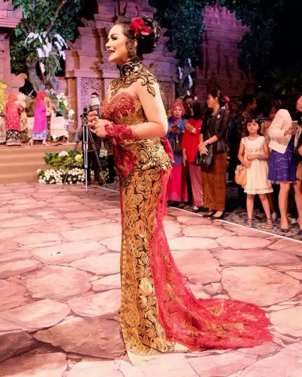 Beda gaya Krisdayanti kenakan kebaya Anne Avantie © Instagram