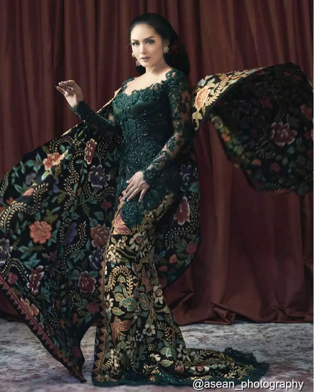Beda gaya Krisdayanti kenakan kebaya Anne Avantie © Instagram