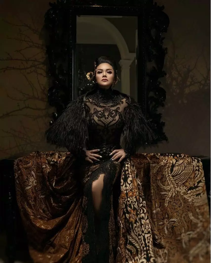 Beda gaya Krisdayanti kenakan kebaya Anne Avantie © Instagram