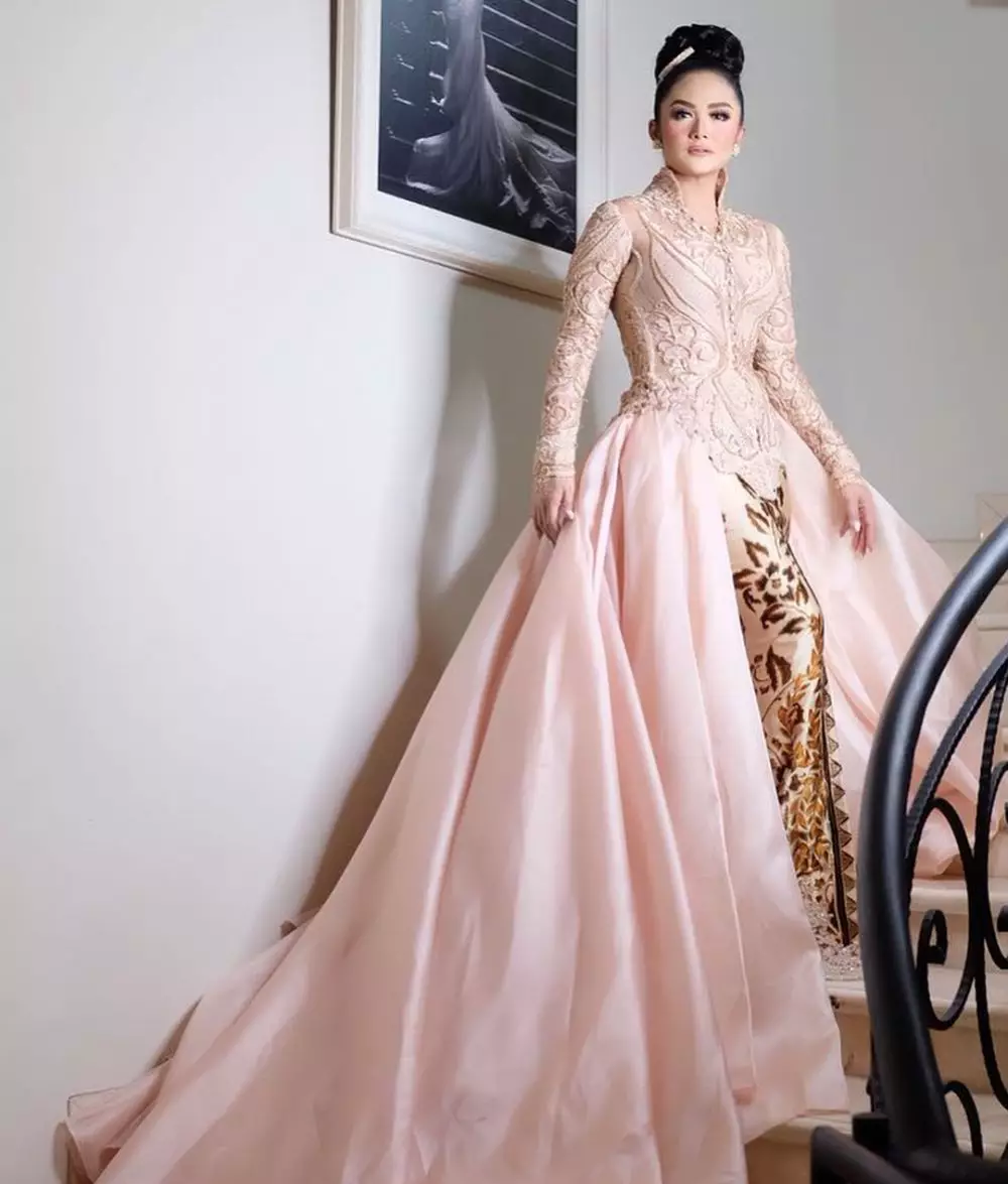 Beda gaya Krisdayanti kenakan kebaya Anne Avantie © Instagram