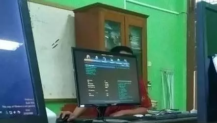 tingkah absurd guru saat di kelas Berbagai sumber