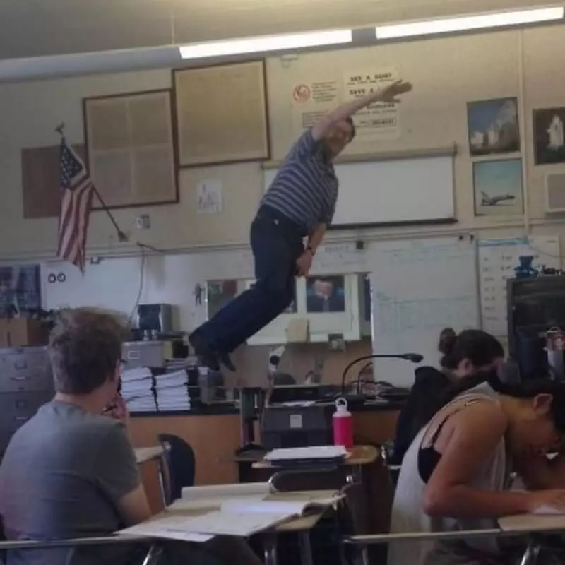 tingkah absurd guru saat di kelas Berbagai sumber