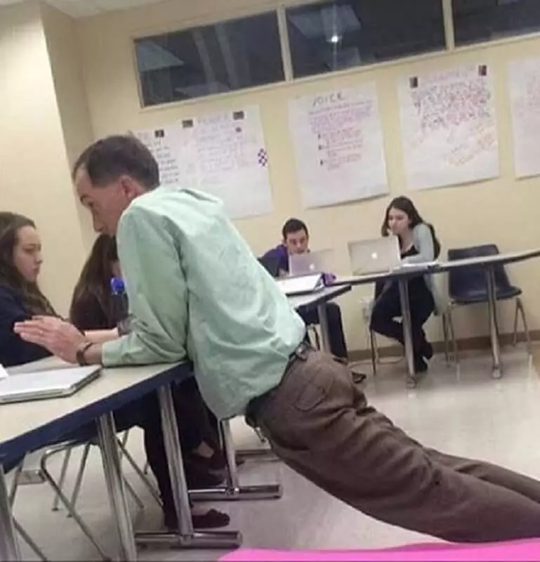 tingkah absurd guru saat di kelas Berbagai sumber