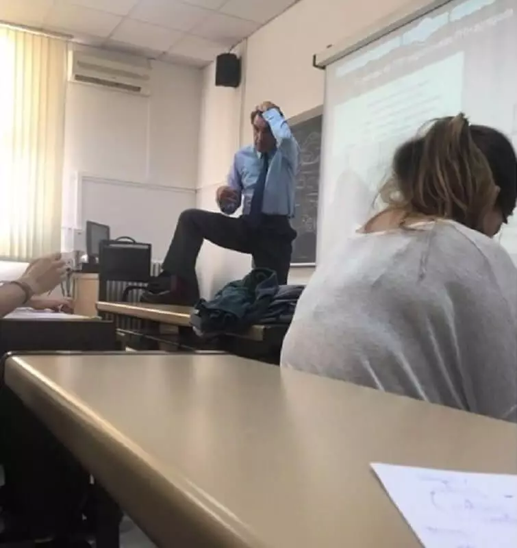 tingkah absurd guru saat di kelas Berbagai sumber
