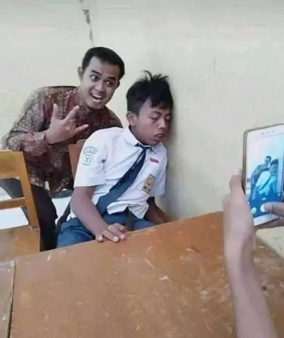 tingkah absurd guru saat di kelas Berbagai sumber