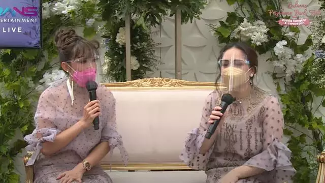 Ayu Dewi jadi MC seleb © 2021 brilio.net Ayu Dewi jadi MC seleb © 2021 brilio.net