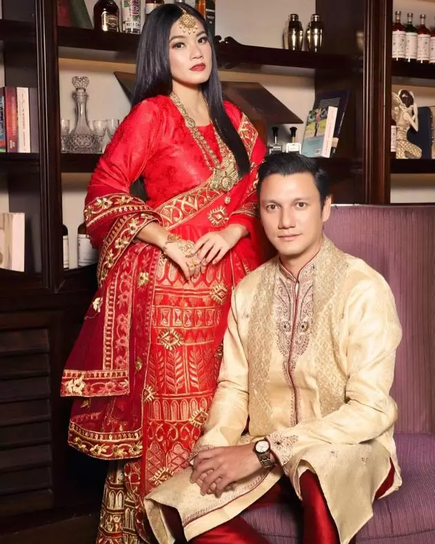 Titi Kamal & Christian Sugiono saat kondangan © 2021 brilio.net