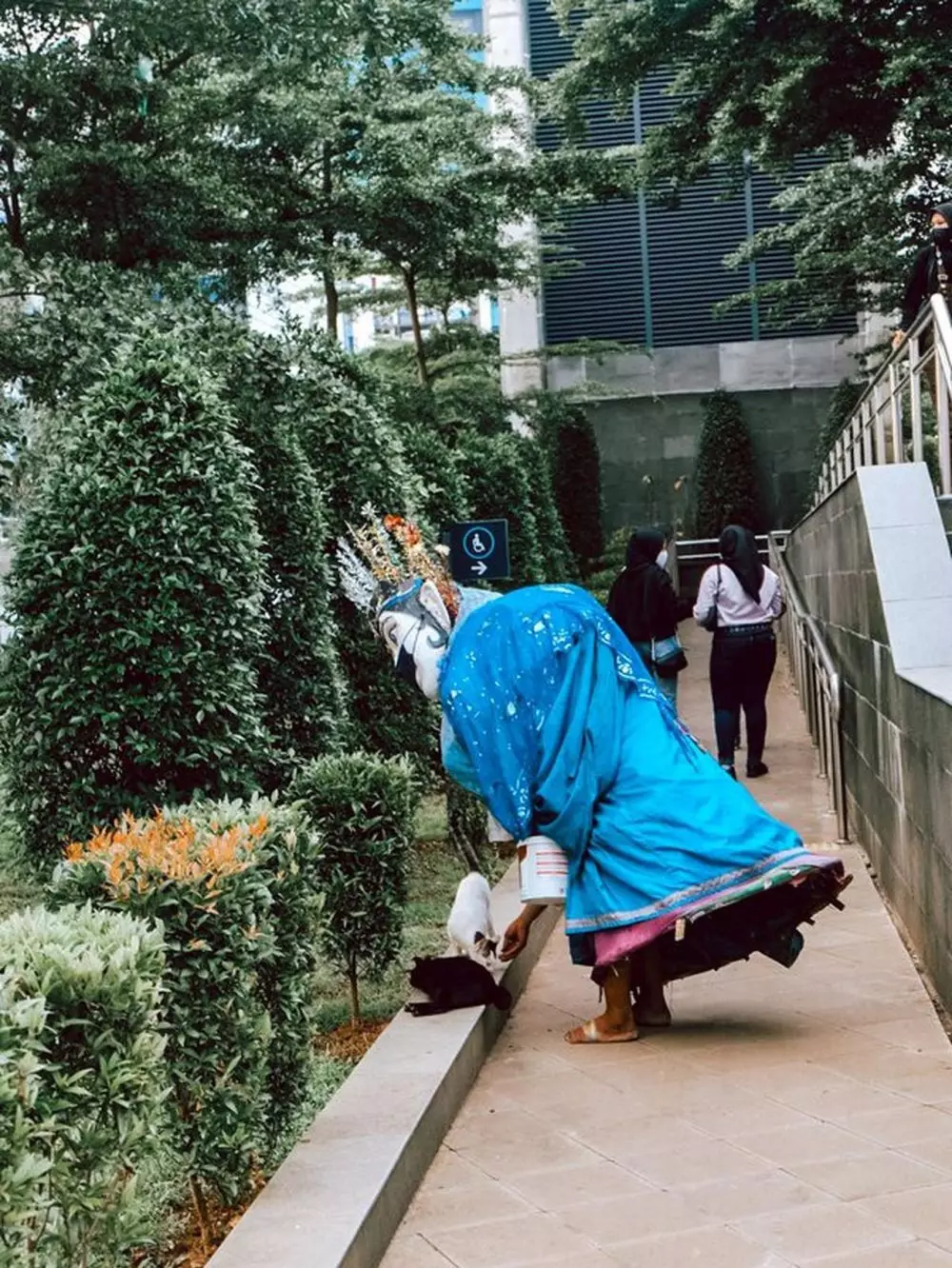 Ondel-ondel kasih pakan kucing © 2021 brilio.net Ondel-ondel kasih pakan kucing © 2021 brilio.net