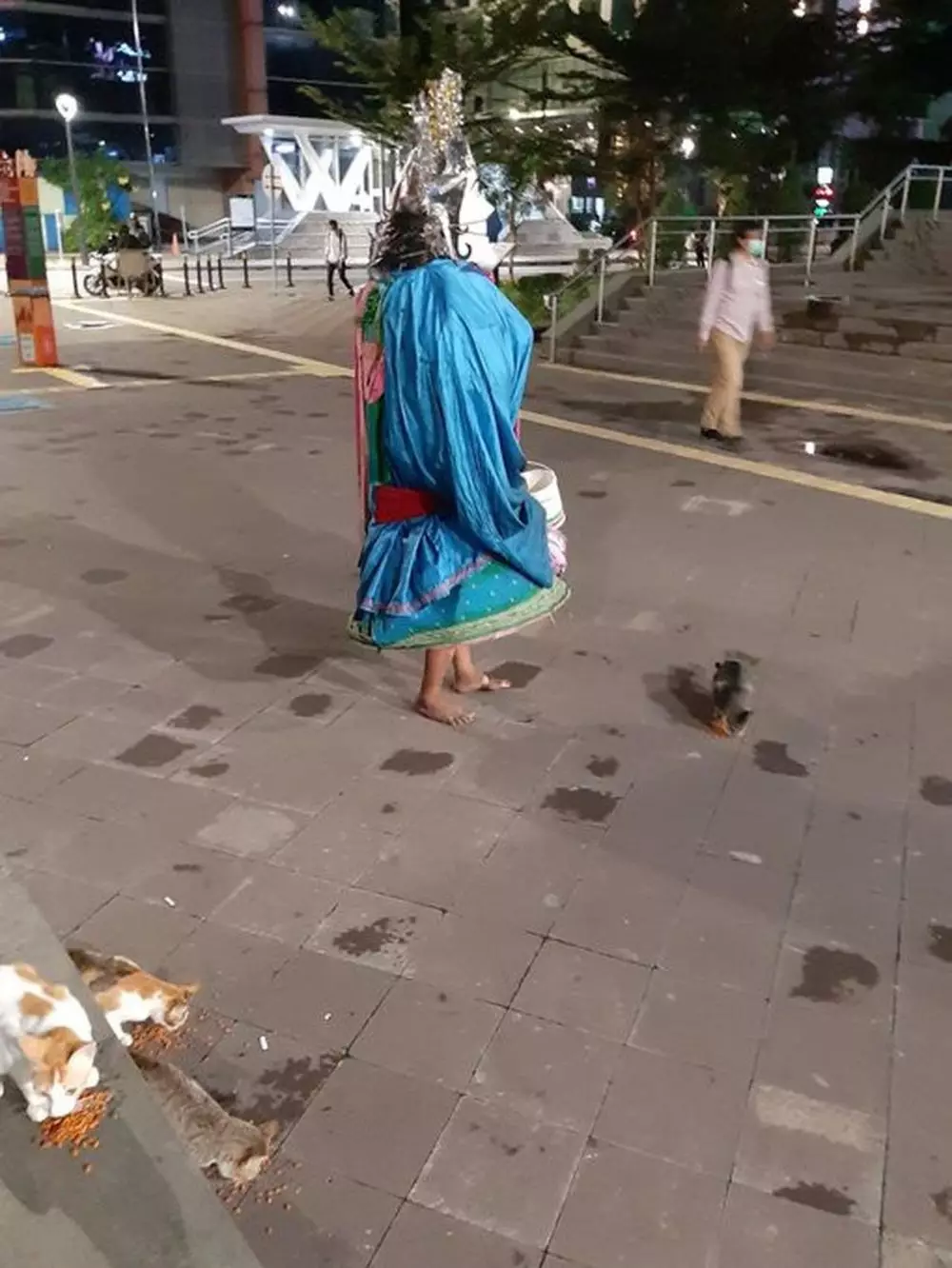 Ondel-ondel kasih pakan kucing © 2021 brilio.net Ondel-ondel kasih pakan kucing © 2021 brilio.net