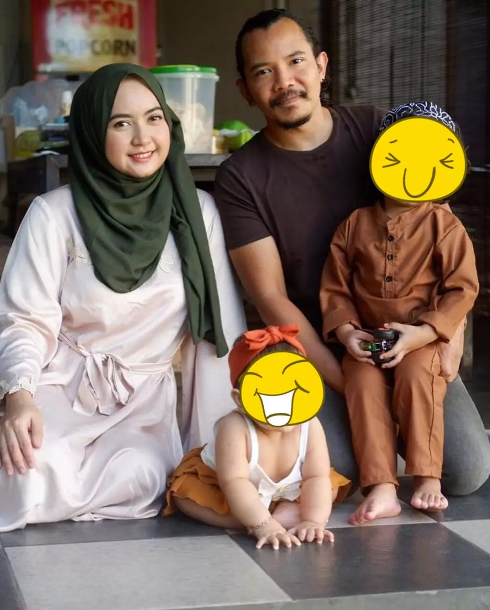 Seleb ganteng punya pasangan dokter © Instagram Seleb ganteng punya pasangan dokter © Instagram