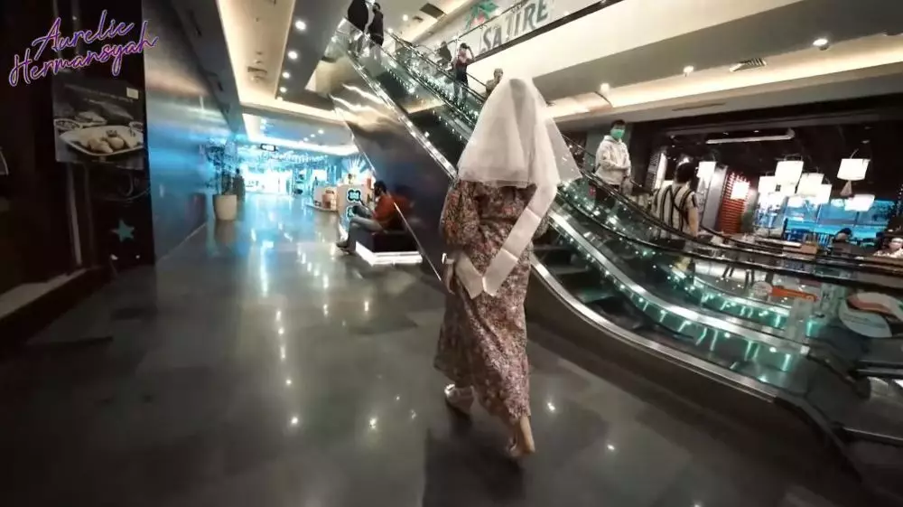 Aurel keliling mal bridal shower © YouTube