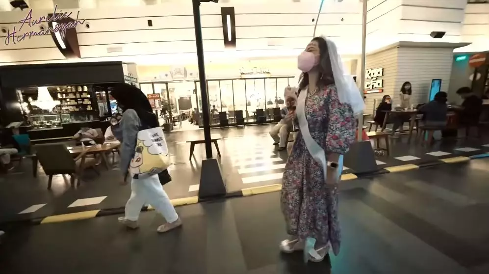 Aurel keliling mal bridal shower © YouTube