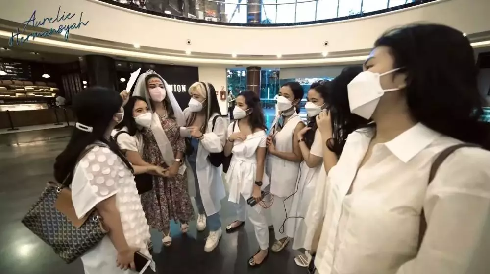 Aurel keliling mal bridal shower © YouTube