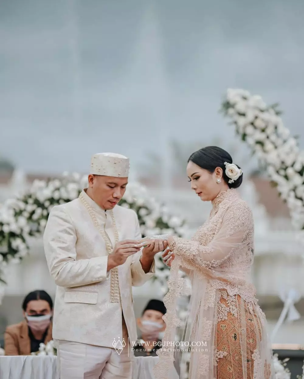 Seleb siarkan prosesi pernikahan secara live © 2021 brilio.net