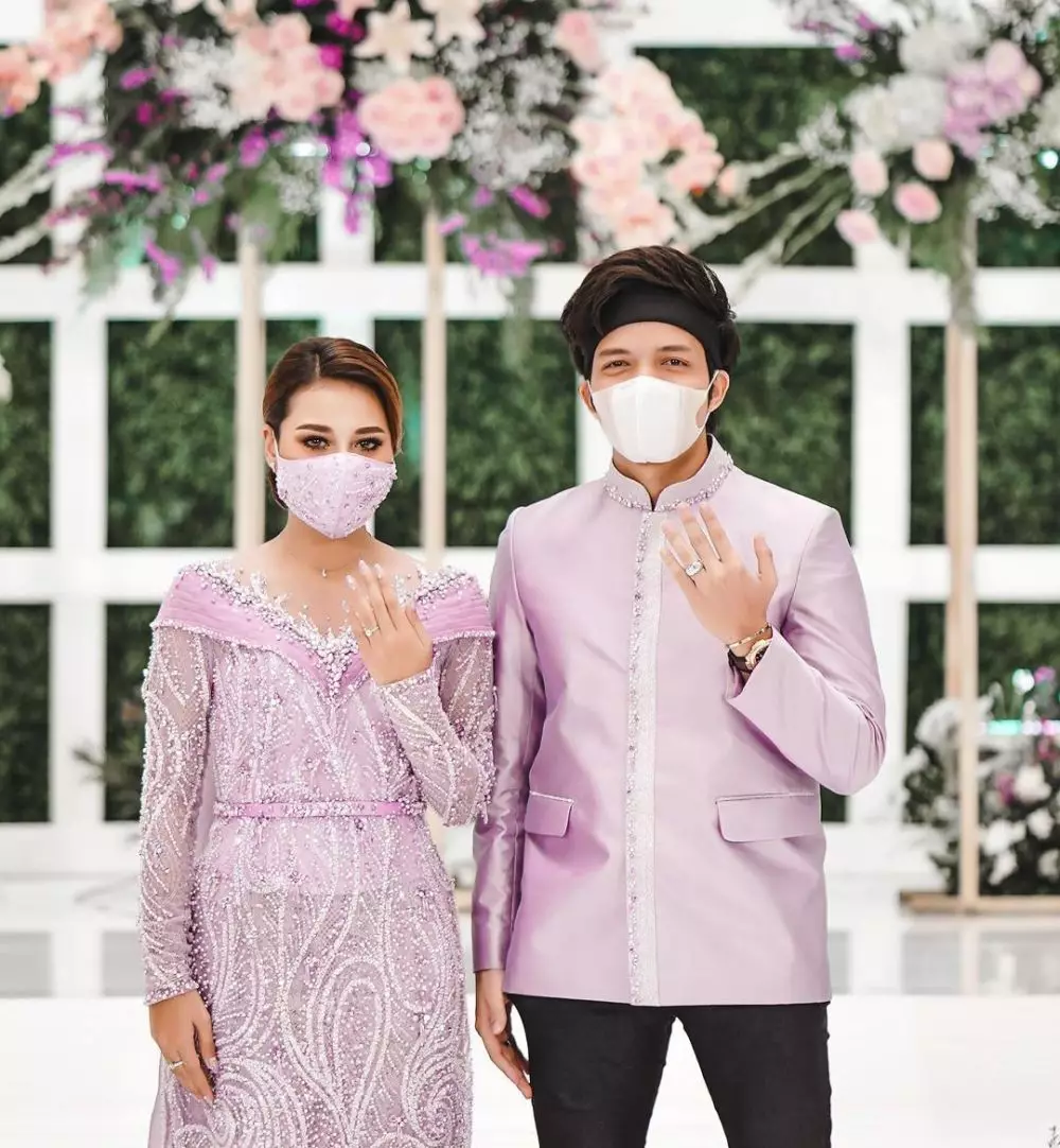 Seleb siarkan prosesi pernikahan secara live © 2021 brilio.net