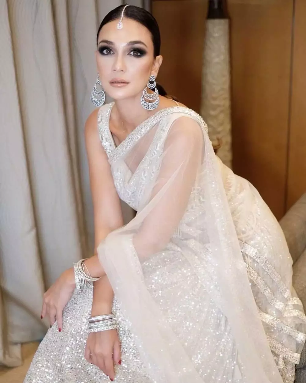 Gaya Luna Maya saat kondangan © Instagram