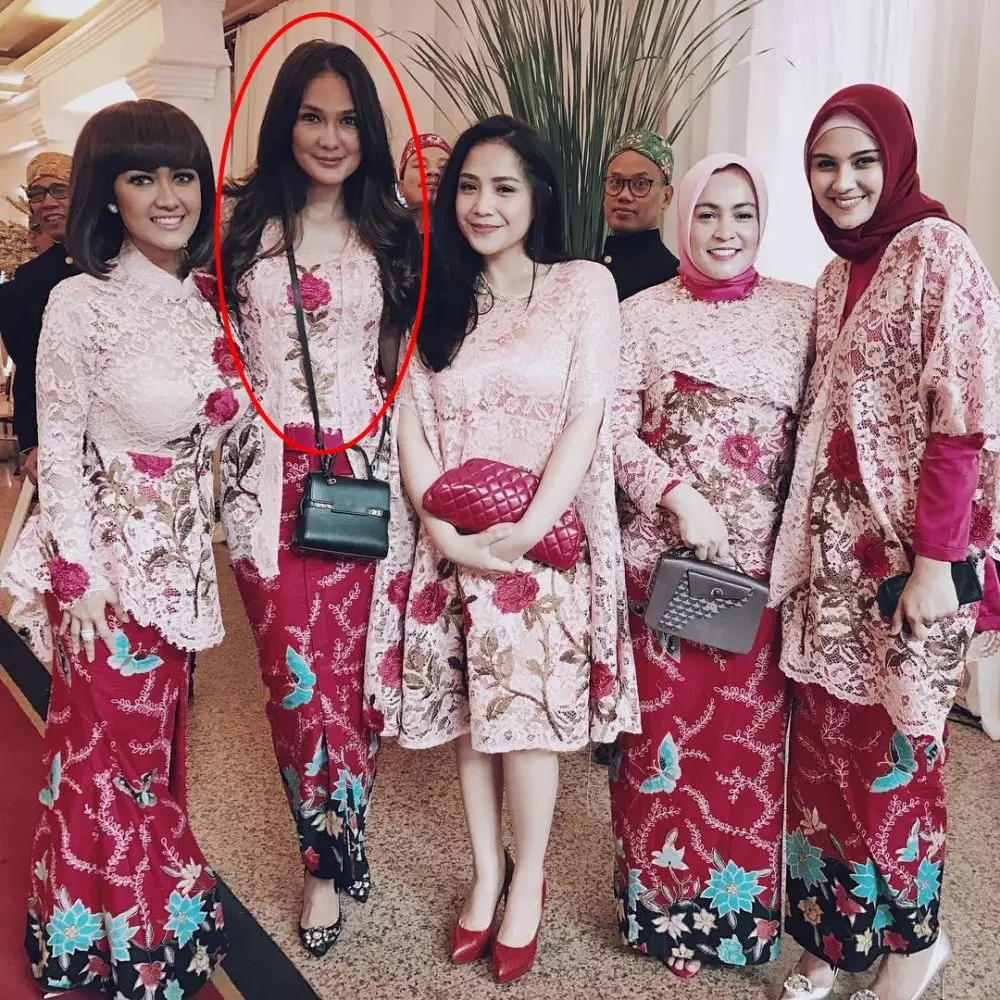 Gaya Luna Maya saat kondangan © Instagram