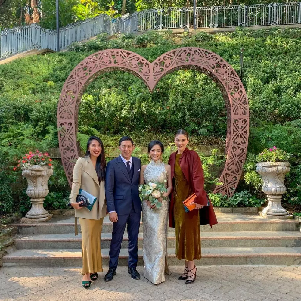 Gaya Luna Maya saat kondangan © Instagram