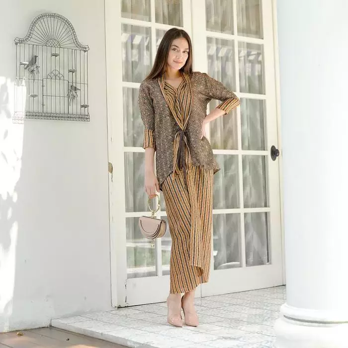 Gaya Luna Maya saat kondangan © Instagram