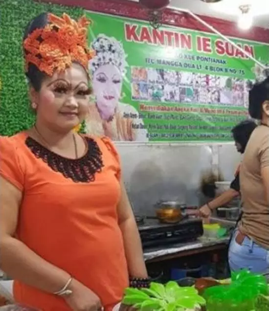 pedagang gunakan kostum nyentrik Berbagai sumber