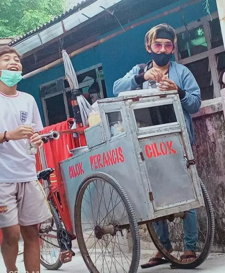 pedagang gunakan kostum nyentrik Berbagai sumber