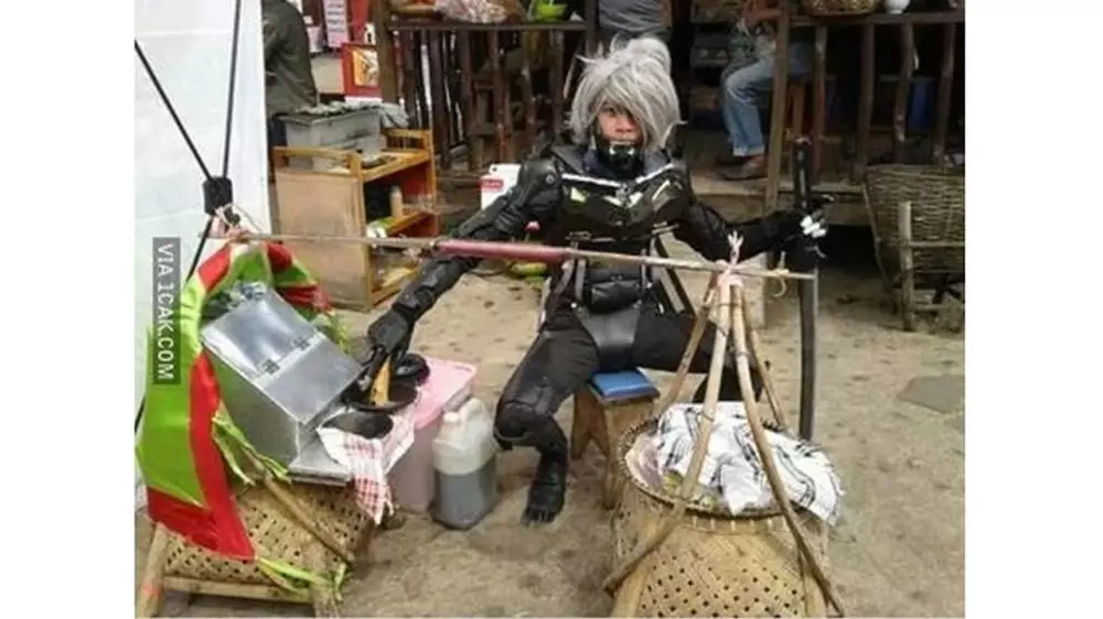 pedagang gunakan kostum nyentrik Berbagai sumber