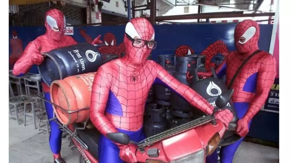 pedagang gunakan kostum nyentrik Berbagai sumber