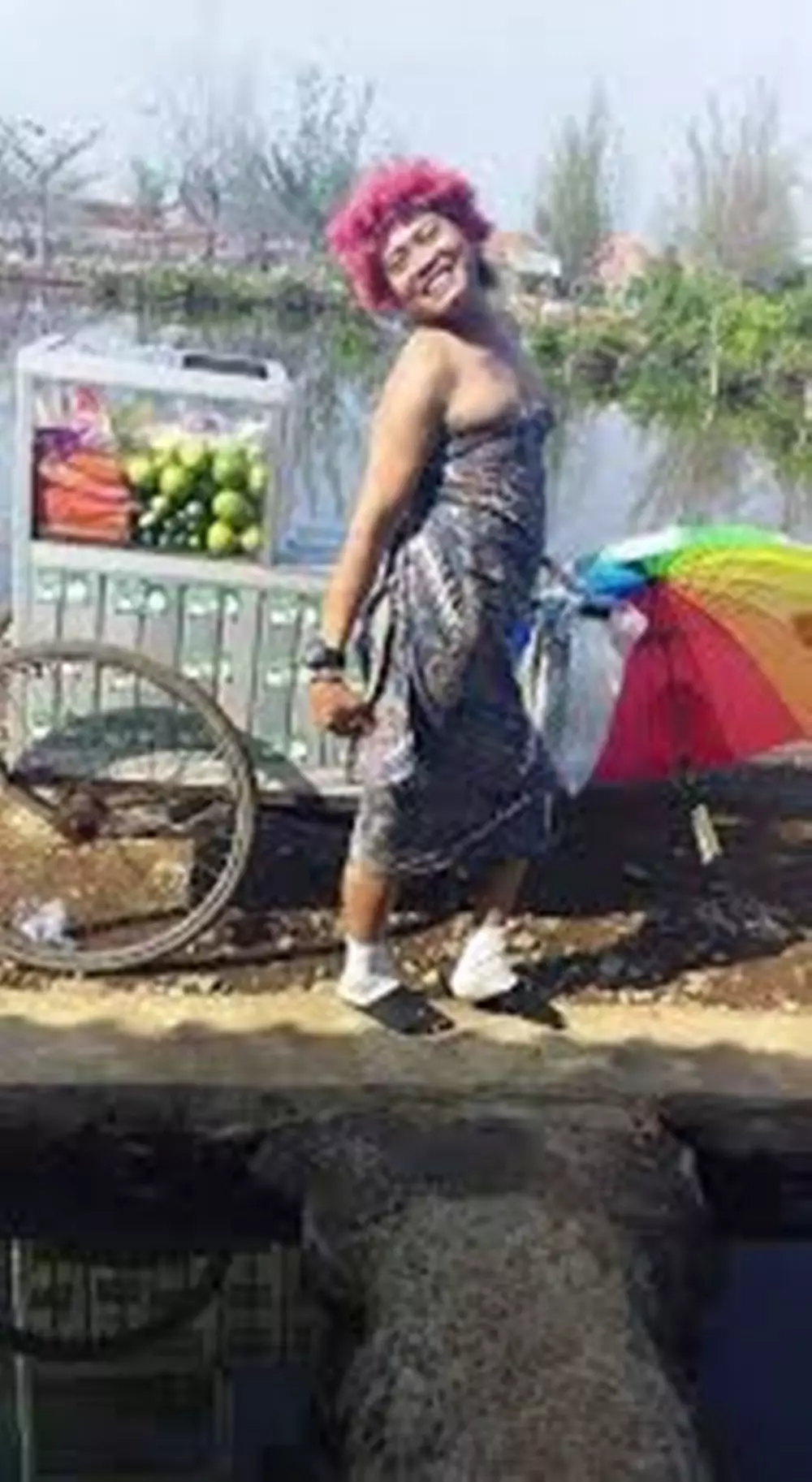 kostum nyentrik yang digunakan pedagang Berbagai sumber