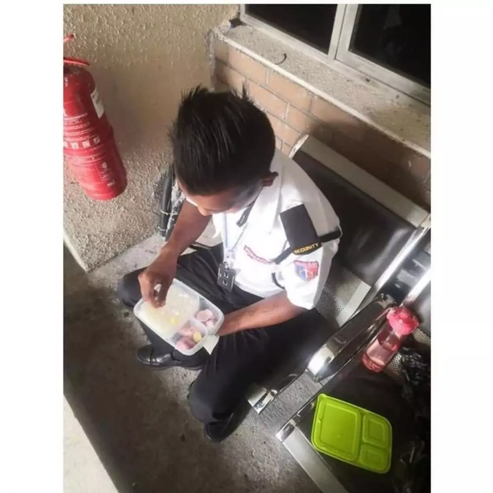 Viral satpam tengah makan nasi lauk bawang mentah Instagram © 2021 brilio.net