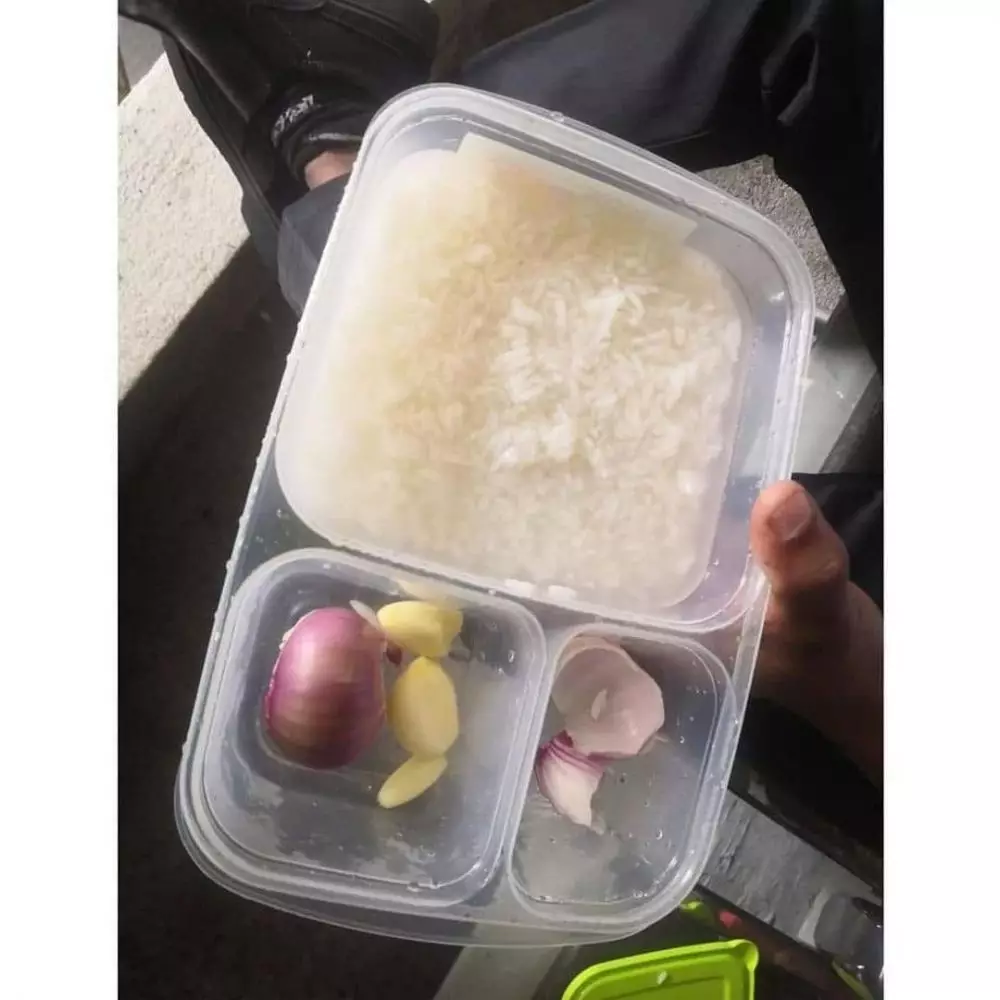 Viral satpam tengah makan nasi lauk bawang mentah Instagram © 2021 brilio.net