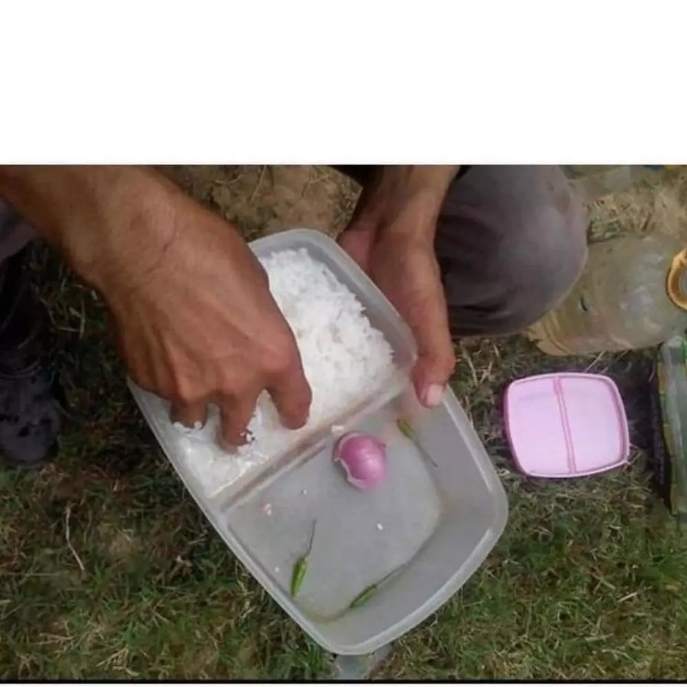 Viral satpam tengah makan nasi lauk bawang mentah Instagram © 2021 brilio.net