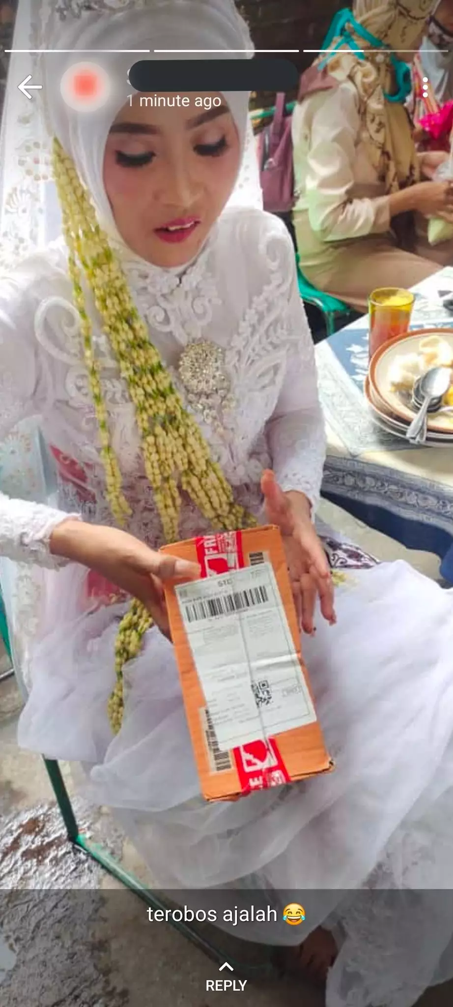 Momen terima paket © berbagai sumber