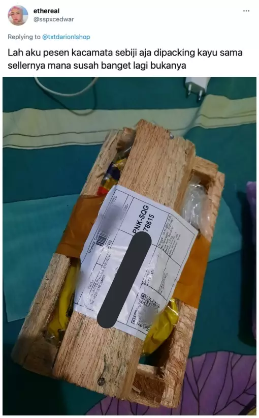 Momen terima paket © berbagai sumber