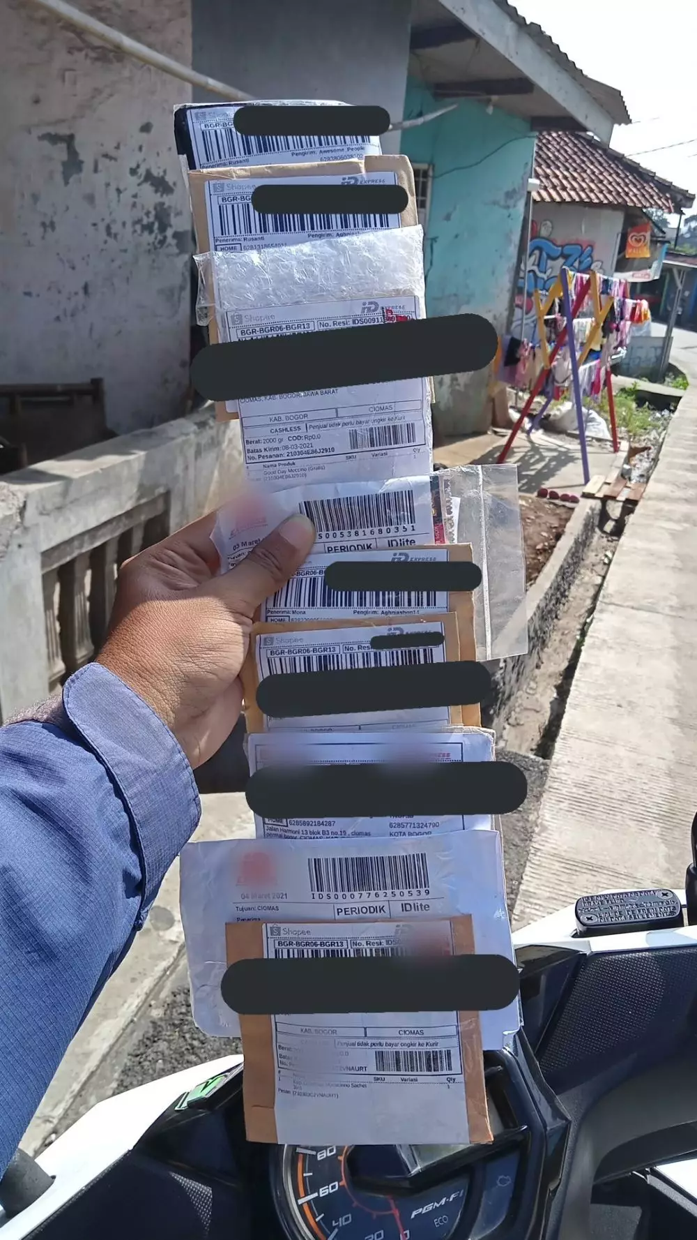 Momen terima paket © berbagai sumber