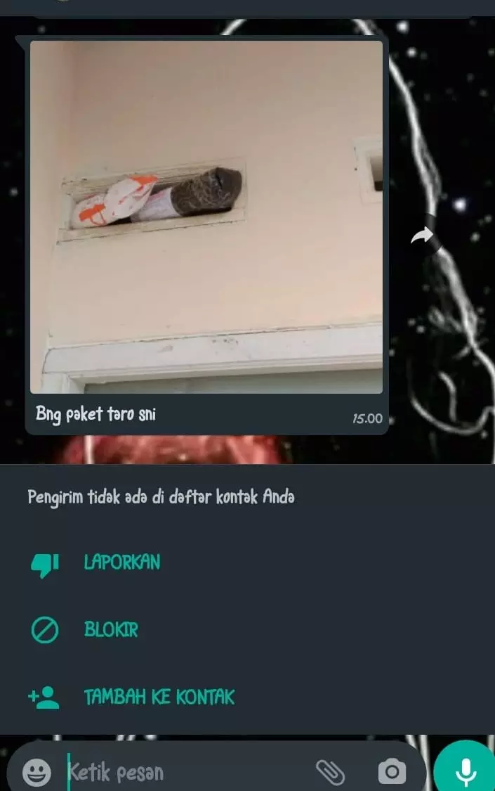 Momen terima paket © berbagai sumber