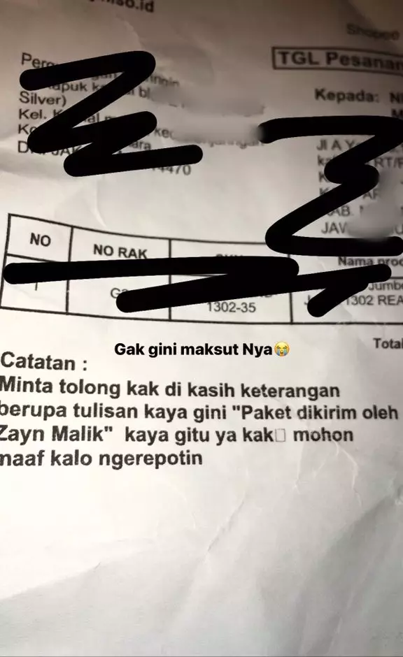 Momen terima paket © berbagai sumber