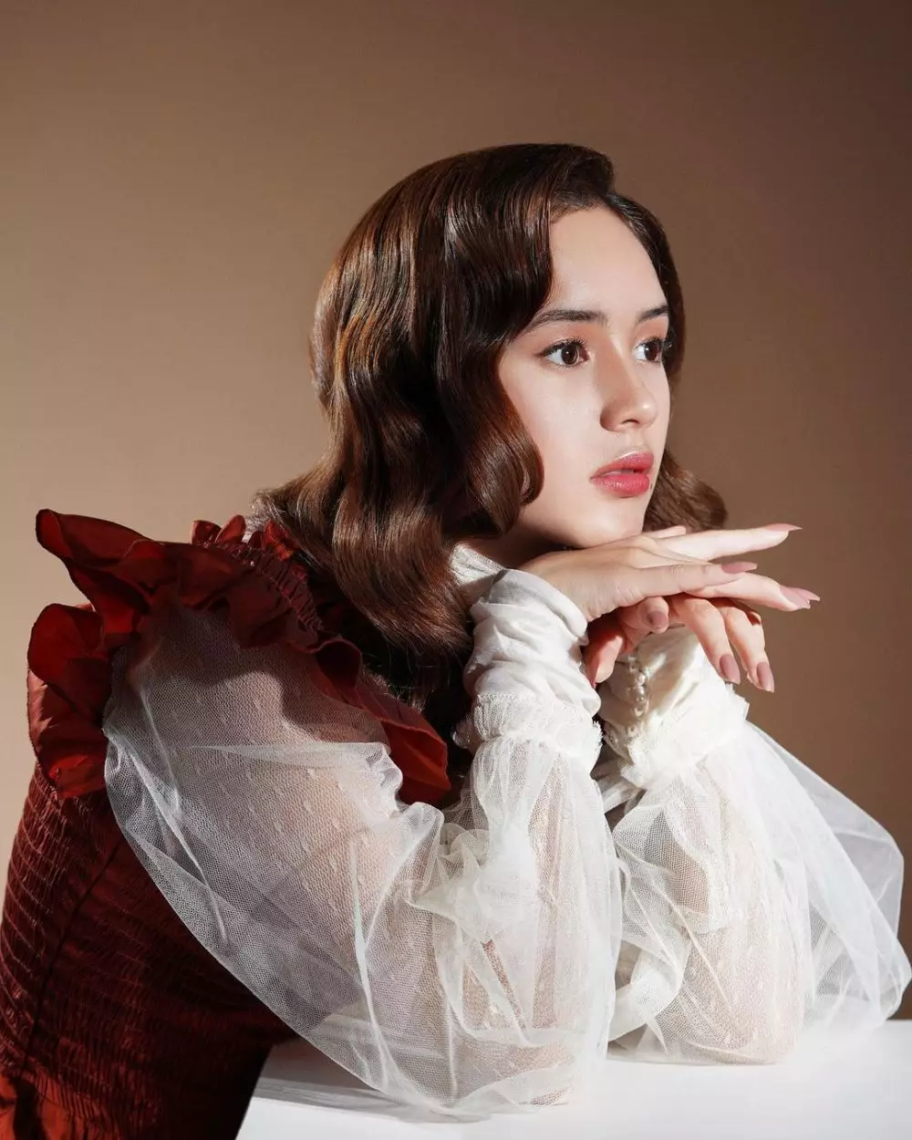 Gaya pemotretan Beby Tsabina bak noni Belanda Instagram © 2021 brilio.net Gaya pemotretan Beby Tsabina bak noni Belanda Instagram © 2021 brilio.net